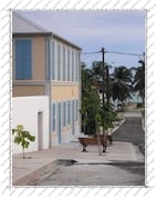 Vue de la bibliothèque multimedia et, au bout de la rue, la plage - l'Île de la Désirade (Guadeloupe)