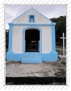 Petite chapelle blanche et bleue, en haut de l'Île de la Désirade (Guadeloupe)