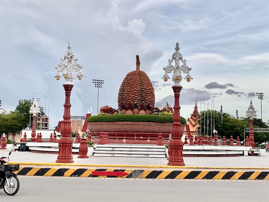 rond-point avec sculpture représentant un durian à Kampot
