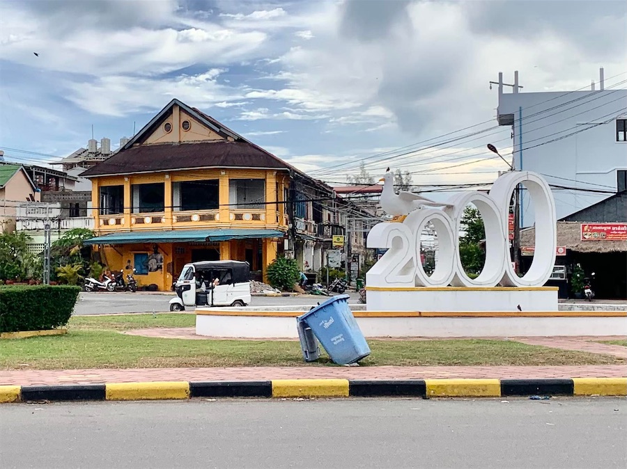 rond-point à Kampot, sculpture indiquant 2000 avec un oiseau sur le sommet du 2