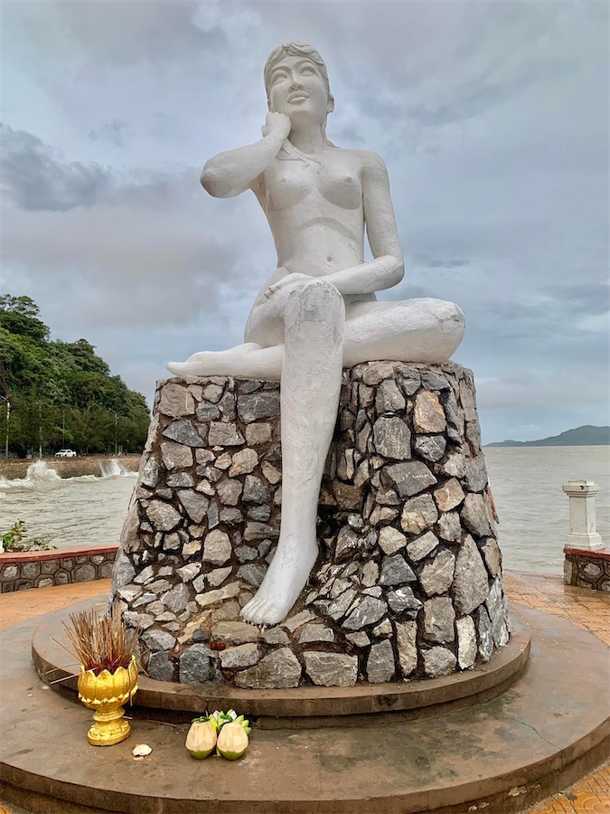 Sculpture de femme à Kep