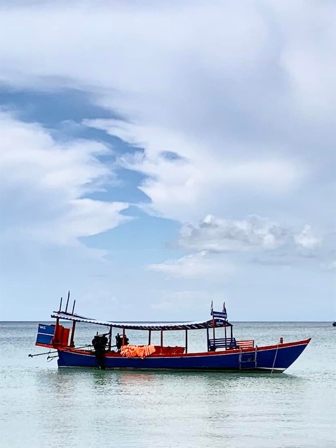 Koh Rong Sanloem, bateau avec WC à l'arrière