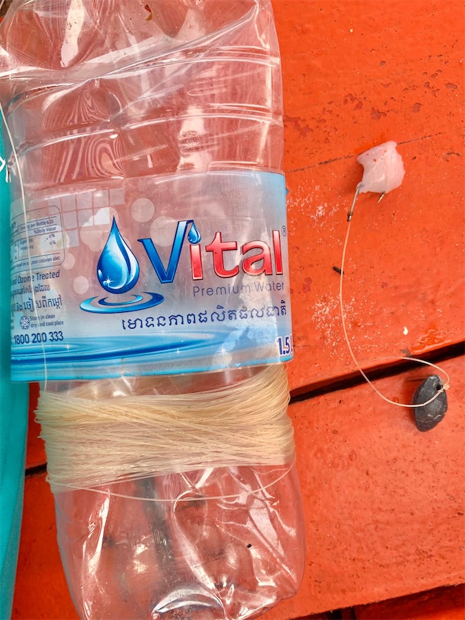 canne à pêche réalisée avec une bouteille et du fil nylon, à Koh Rong Sanloem