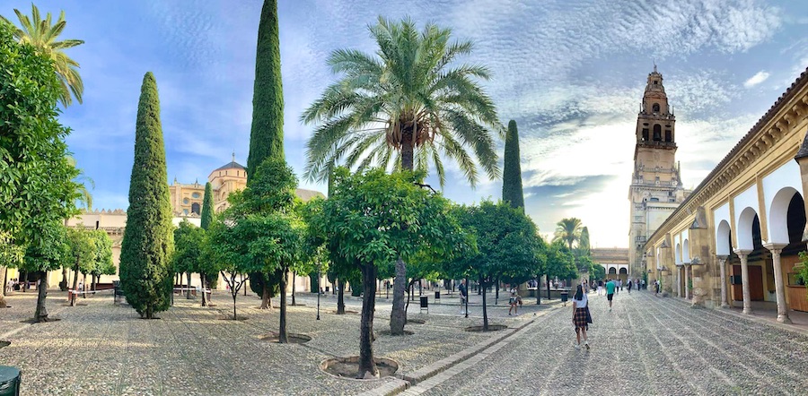 Vue du campanile du la mosquée-cathédrale depuis le patio des orangers, Cordoue