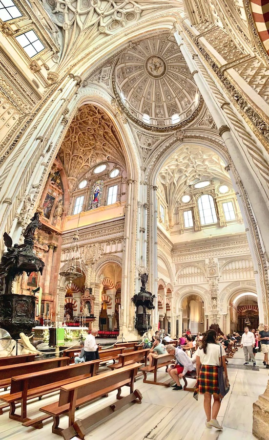 Vue de la Chapelle Majeure du XVIè siècle, à l'intérieur de la mosquée-cathédrale de Cordoue