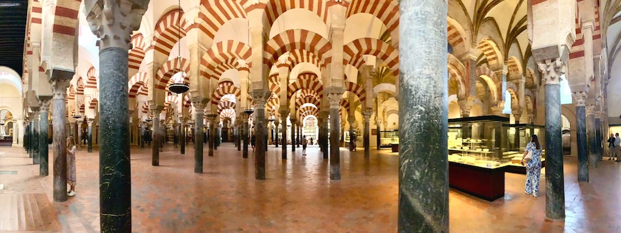 Vue de l'intérieur de la mosquée-cathédrale de Cordoue, ses nombreuses colonnes et ses arcades bicolores