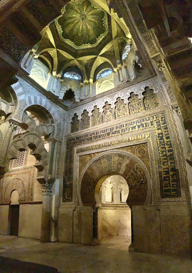 À l'intérieur de la mosquée-cathédrale de Cordoue, au fond le mirhab, précédé de la voûte réalisée par des artisans byzantins au Xè siècle 