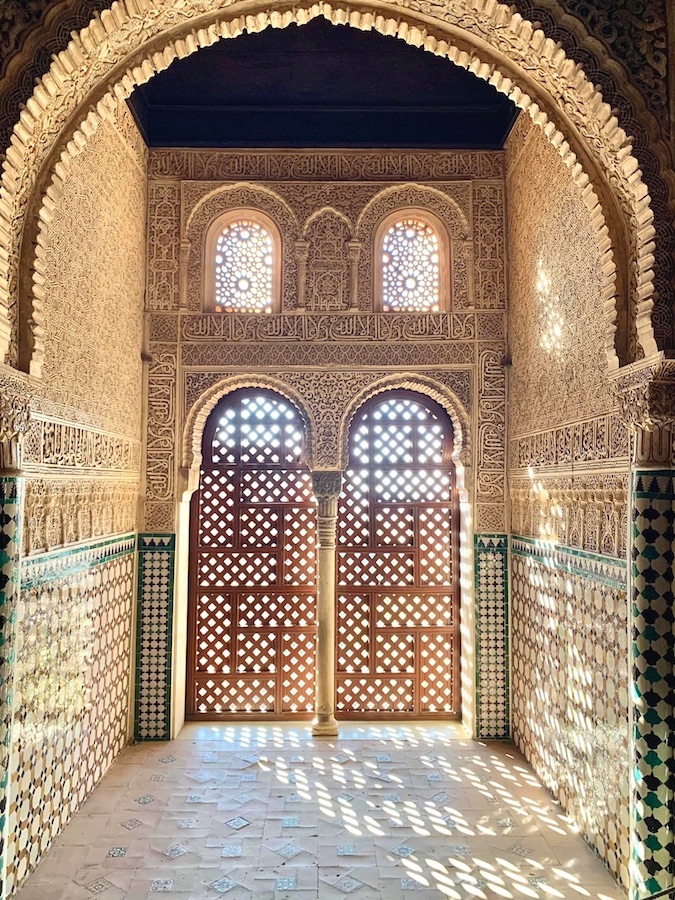 Alhambra, détail d'une porte à double arcade, décor arabe - Grenade