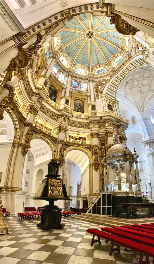intérieur d'une église de style baroque - Grenade