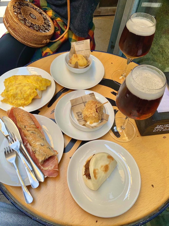 table ronde, sandwich au jambon cru, sandwich à l'omelette, bière, à Pampelune