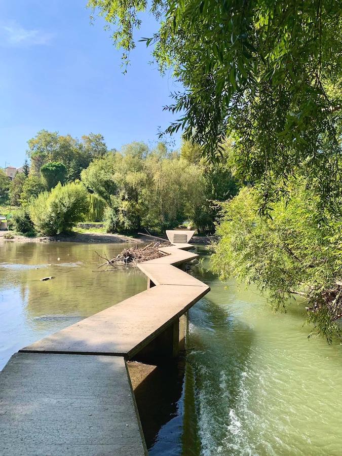 passage sur l'eau en léger zig-zag et sans garde-corps, Pampelune