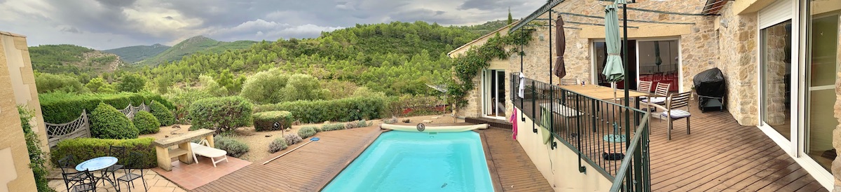 vue panoramique du logement des vendangeurs, piscine et terrasse, vue sur les collines alentours