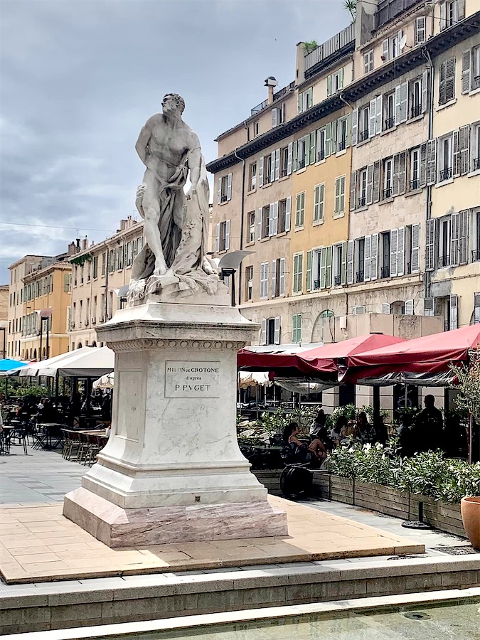 Statue sur piédestal représentant Milon de Crotone attaqué par un lion, copie en marbre d'une statue de Pierre Puget.