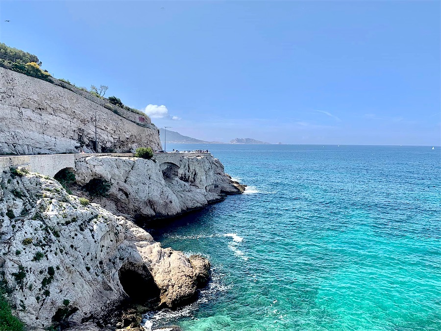 falaises rocheuses plongeant dans la mer turquoise.