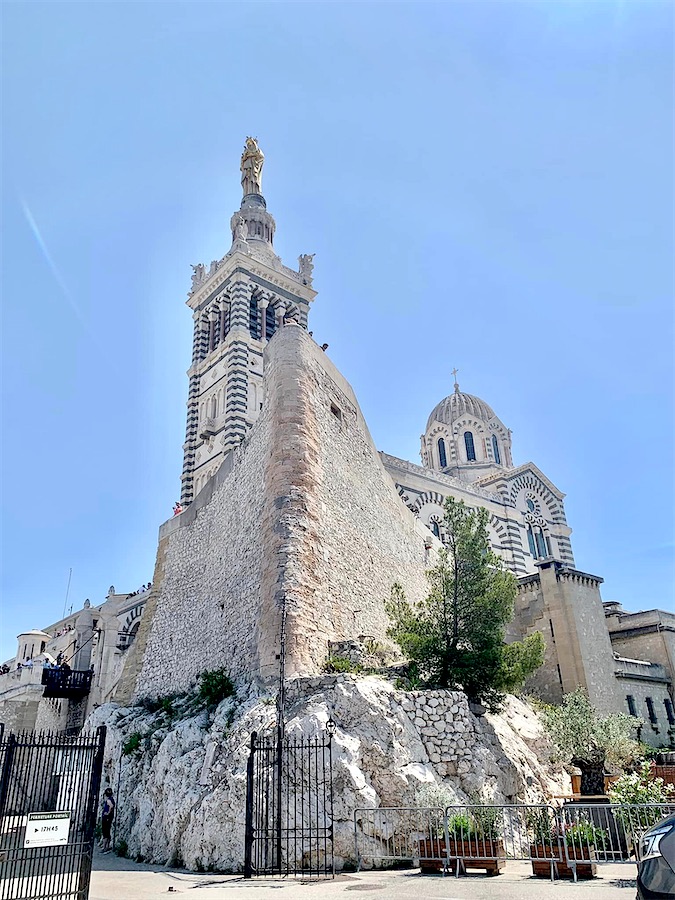vue de la basilique avec sa statue dorée au sommet de la tour.