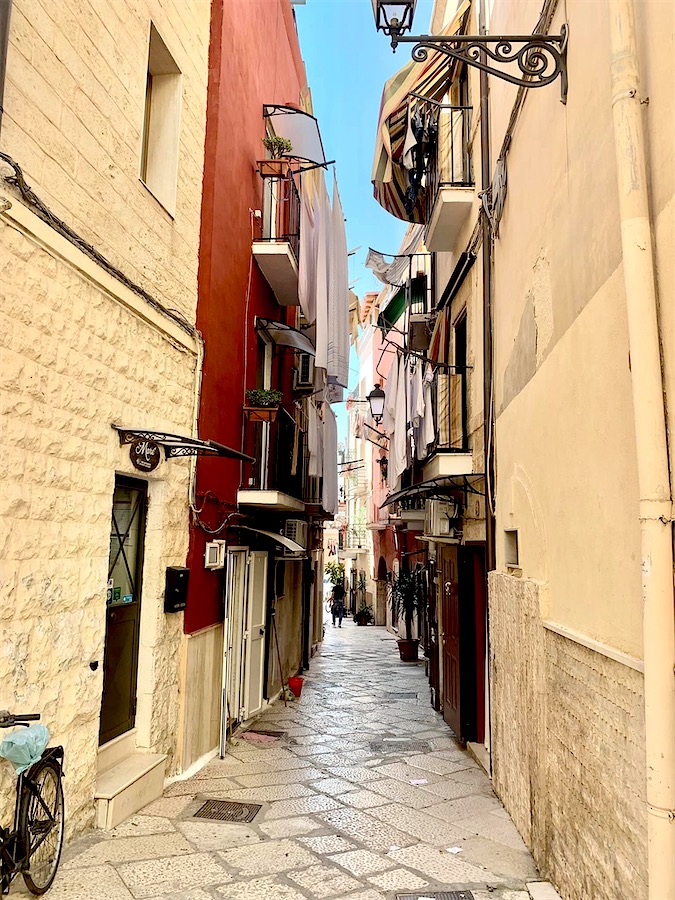 ruelle très étroite, lessive étendue aux fenêtres, à Bari, Italie