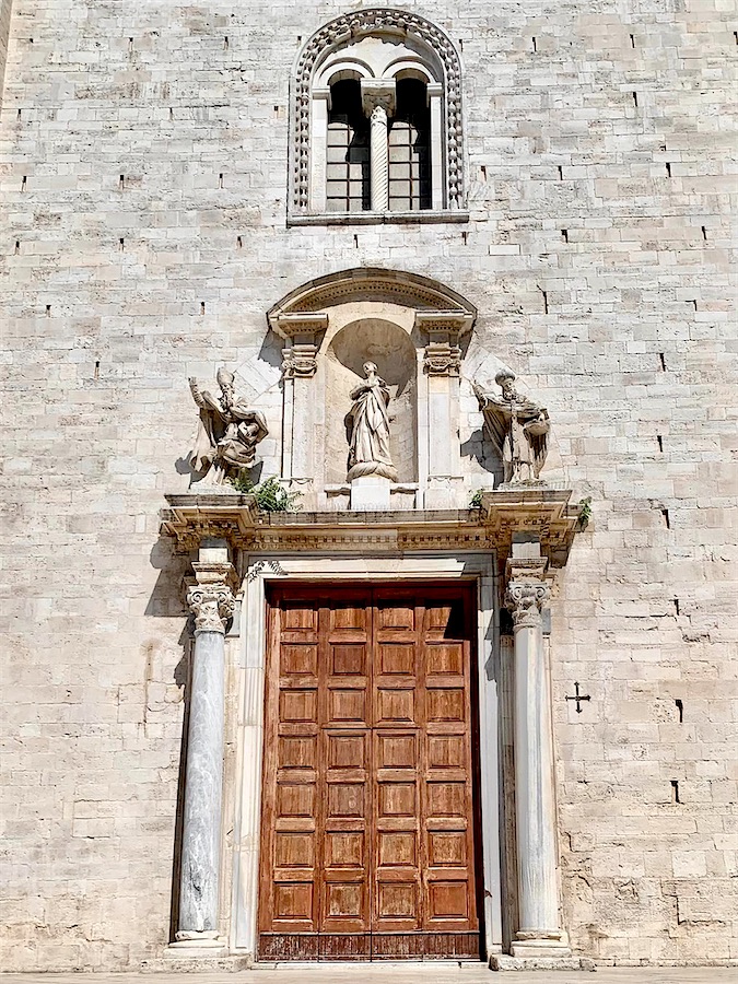 façade d'une église en pierre claire, à Bari, Italie