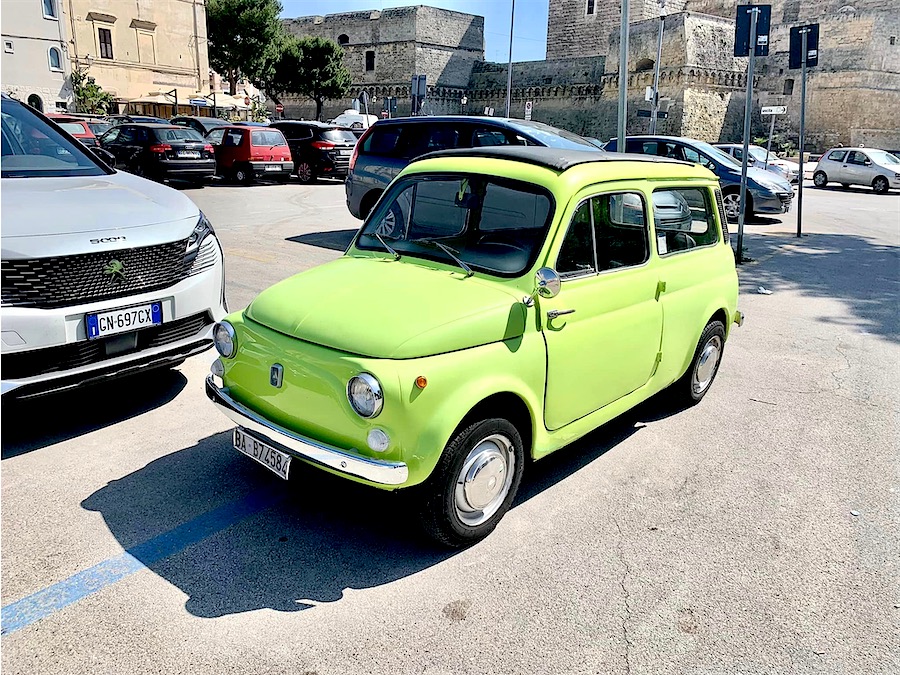 petite voiture Autobianchi de couleur vert clair avec toit ouvrant, à Bari, Italie