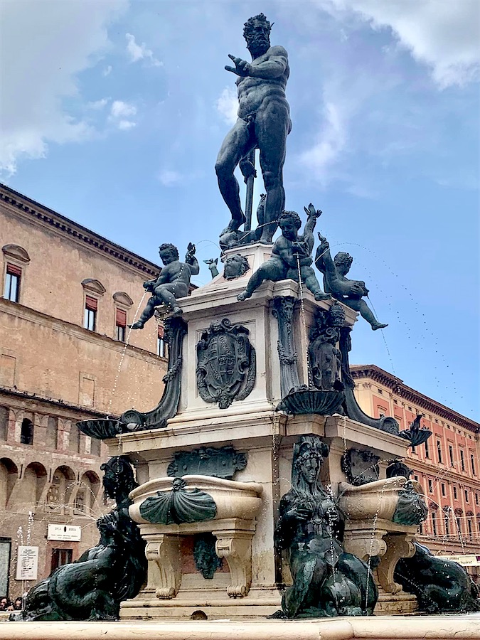 fontaine, statue en bronze représentant Nepture au sommet d'un piédestal de marbre orné d'angelots et de statues de femmes en bronze également, Bologne