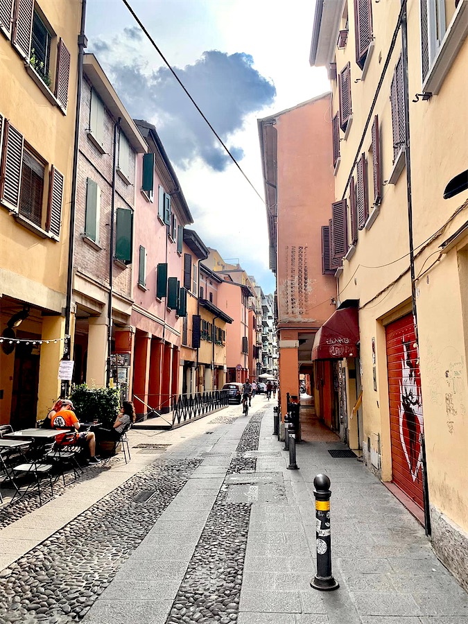 rue typique de Bologne avec des portiques ou arcades permettant de marcher à couvert