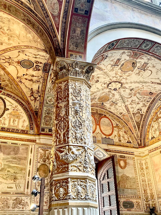 entrée du vieux palais, fresques sur les murs et au premier plan colonne finement scuptée, Florence, Italie