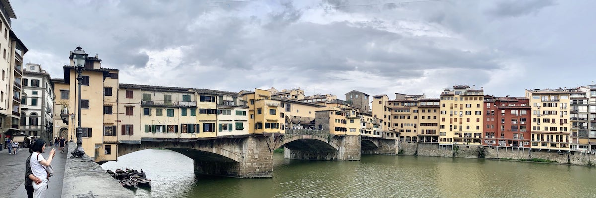 vieux pont bâti et ses maisons répondant à celle des quais, de part et d'autre, Florence, Italie