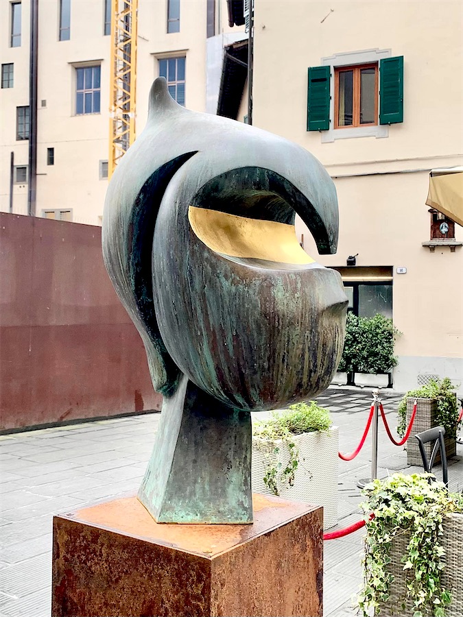 statue de bronze représentant un visage avec bandeau or au niveau des yeux, Italie