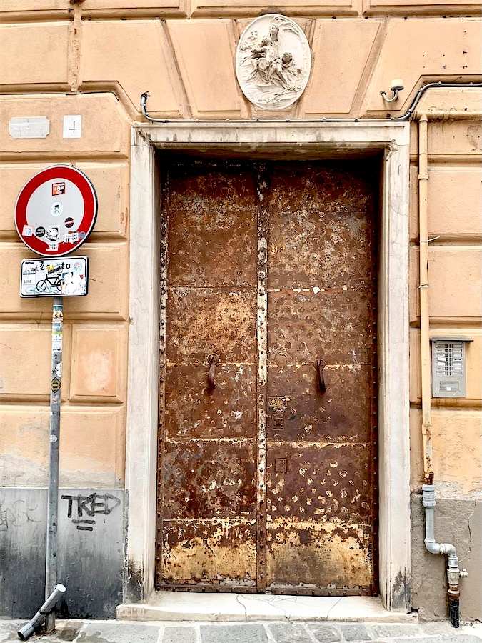 porte ancienne en métal, à Gênes