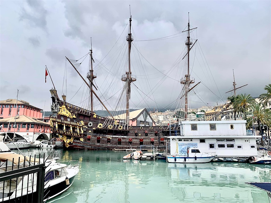 reproduction d'un galion de la conquête des Amériques dans le port de Gênes