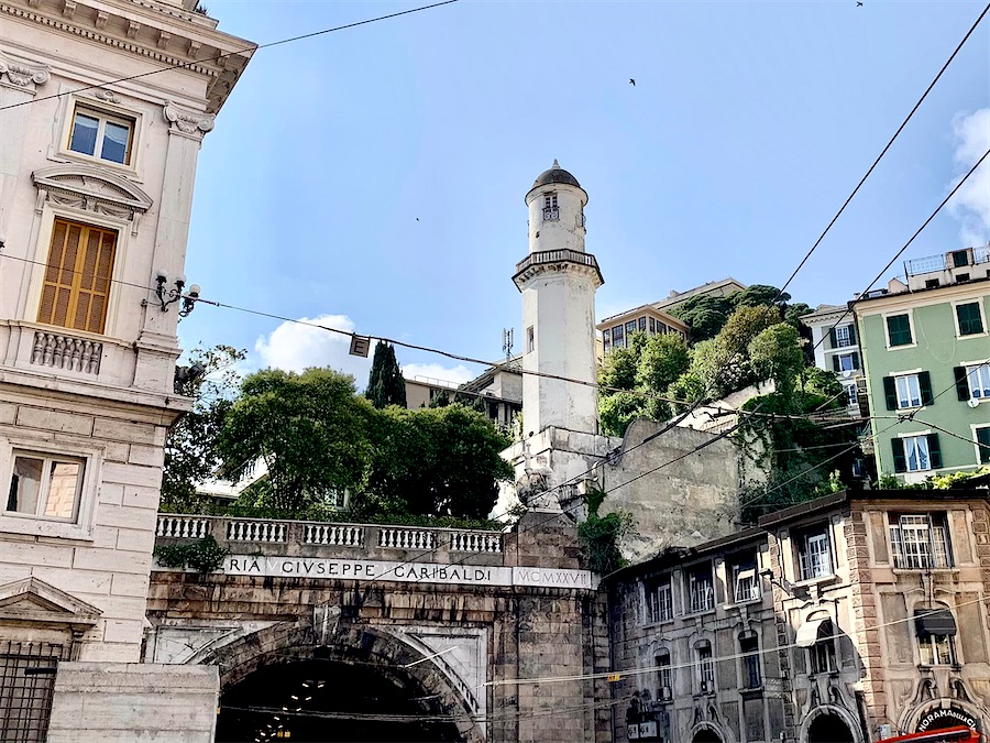 petit parc en hauteur, au-dessus d'un tunnel, flanqué d'une tour blanche à Gênes