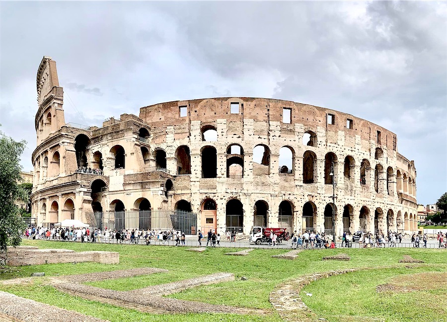 Le Colisée sous un ciel nuageux, Rome