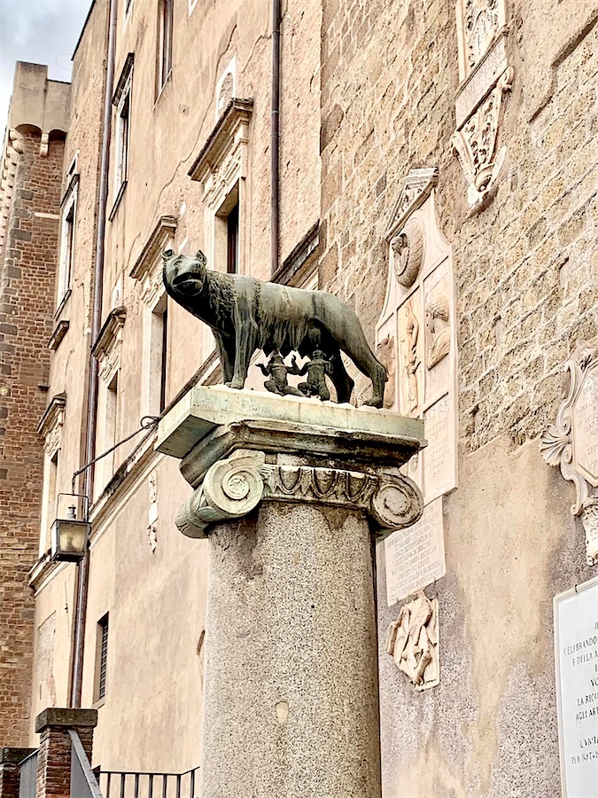 Statue de la louve allaitant Romulus et Remus, Rome