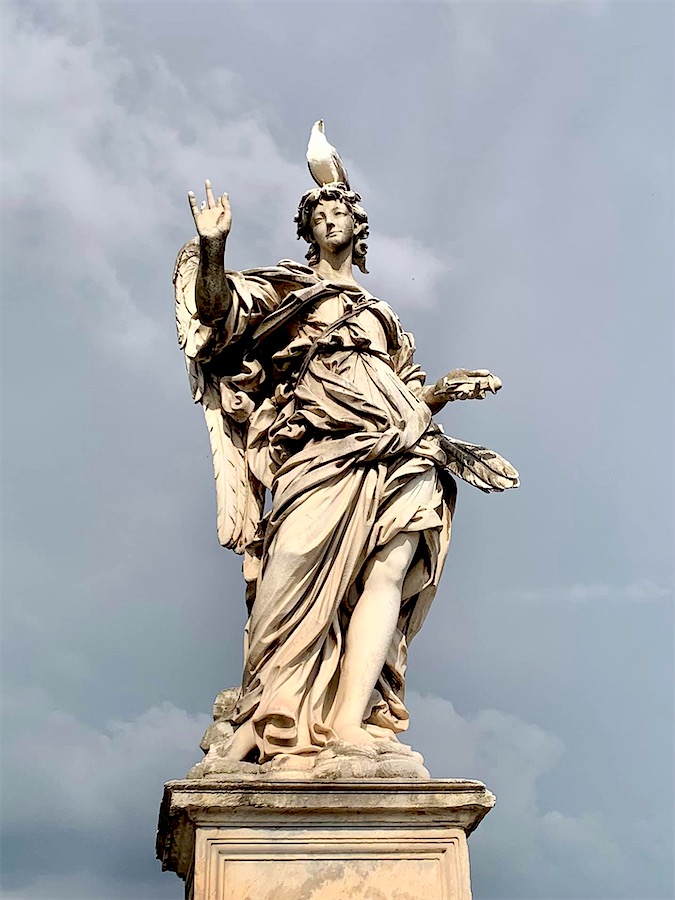 mouette posée sur la tête d'une statue de femme à laquelle il manque 2 doigts à la main droite, Rome