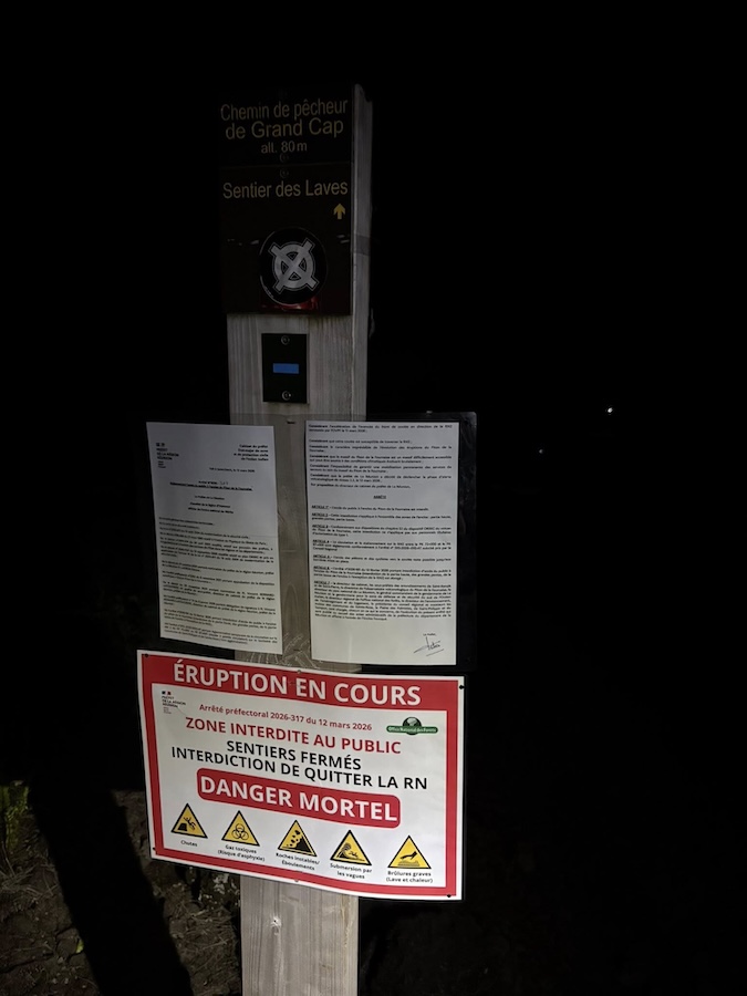 paneau indiquant que la zone est interdite au public parce qu'une éruption est en cours