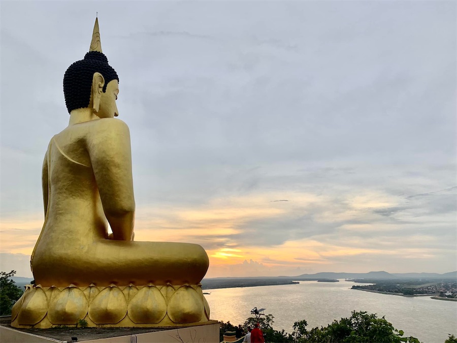 Golden Bouddha et coucher de soleil, Paksé