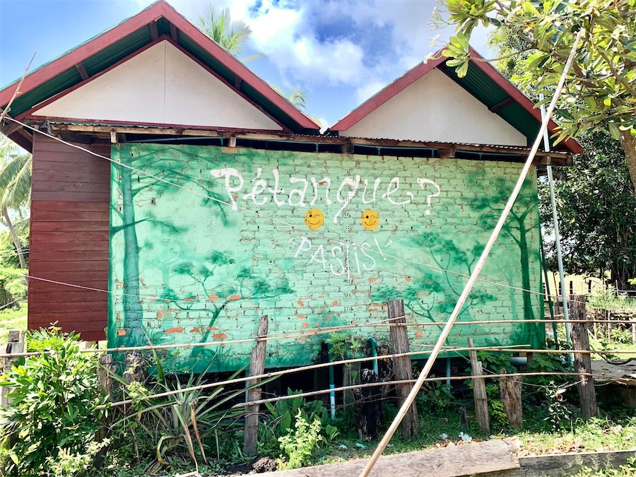 peinture sur mur de brique proposant pétanque et pastis