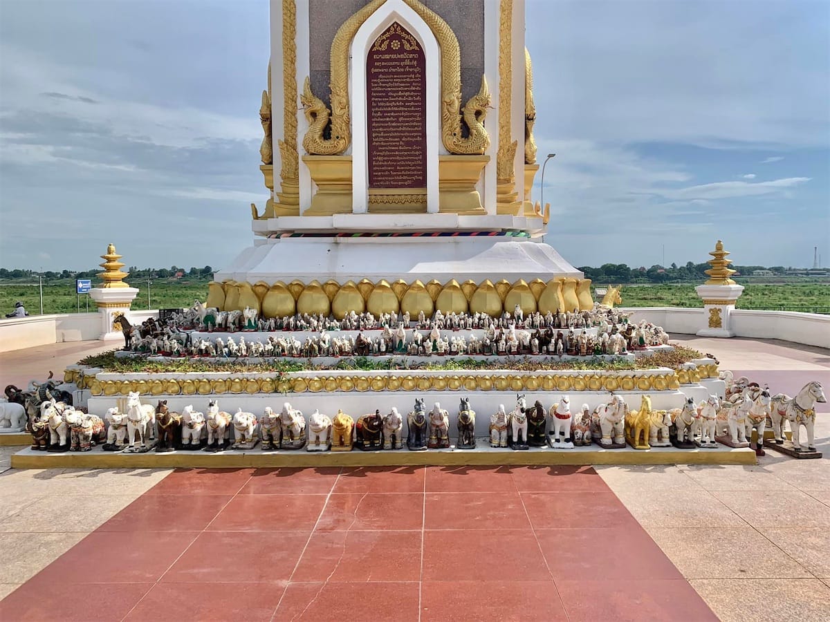 petites statues au pied d'une grande statue