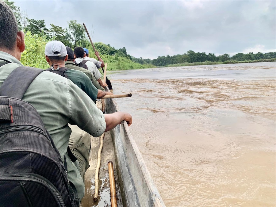 Sauraha Chitwan, traversée de la rivière en pirogue