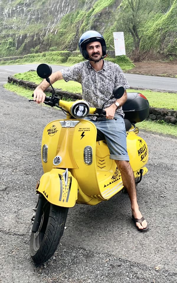 sur mon scooter jaune, Tahiti