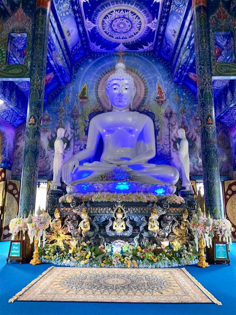 intérieur du temple bleu à Chang Raï
