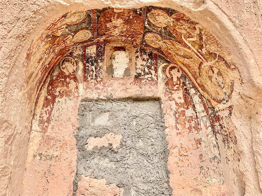 extérieur d'une église troglodyte abandonnée, Cappadoce