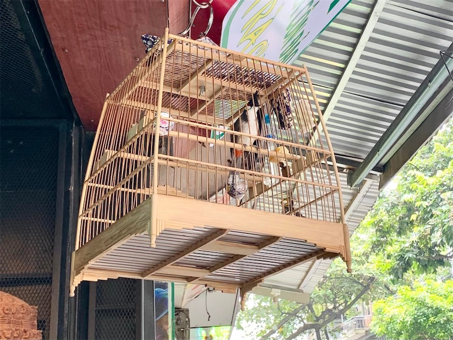 à Hanoï, cage à oiseau en bois