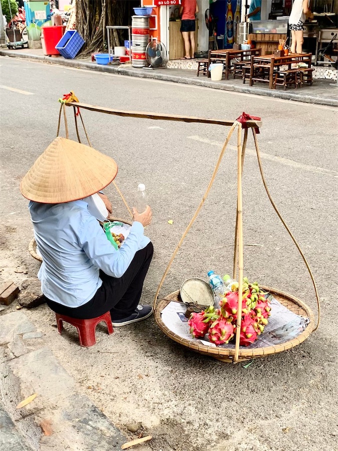 à Hanoï, vendeuse de fruits (pitayas) sur le trottoir