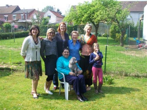 Isabelle, Nathalie, Louise, Manou, Hélène, Lou-Anne et Nadège<br>et le chien Enzo