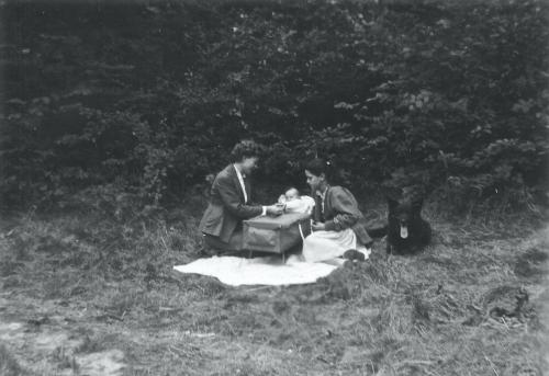 1955, avec Anne (dans le berceau), Nadège et le chien Blacky