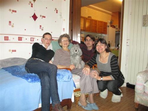 18 mars 2013 à Annezin entourée par Nathalie, Benoît et Isabelle. Enzo sur les genoux