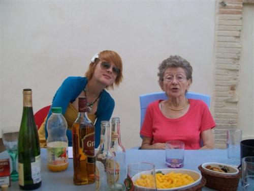 Août 2010, avec Louise dans la cour de l'appartement de Dominique à Gaillac