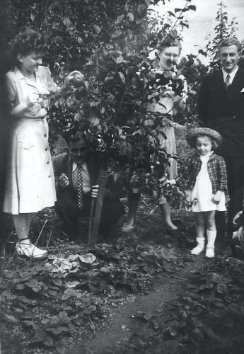 à g. Jeannette, caché sous l'arbre, Fernand, Yvonne et Pierre et leur fille Daisy