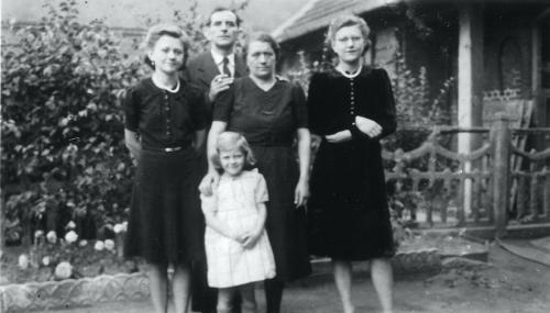 Jeannette avec ses parents et deux soeurs, Yvonne et Elise